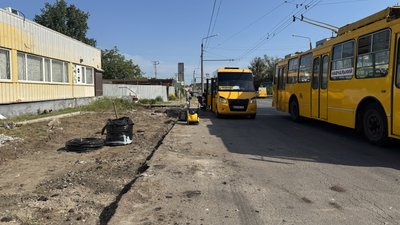 У Полтаві облаштовують нові зупинки: скільки коштують роботи та коли завершать У Полтаві облаштовують нові зупинки: скільки коштують роботи та коли завершать