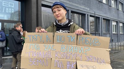 Правоохоронці знову приїхали з обшуками у "Довженко-Центр" Правоохоронці знову приїхали з обшуками у "Довженко-Центр"