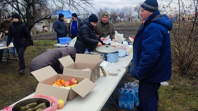 У Смілі на Черкащині волонтери допомагають людям після прильоту У Смілі на Черкащині волонтери допомагають людям після прильоту