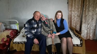 Син Валерій Дорофєєв (ліворуч) і онука Альона Півовар (праворуч) допомагають довгожительці по господарству Син Валерій Дорофєєв (ліворуч) і онука Альона Півовар (праворуч) допомагають довгожительці по господарству