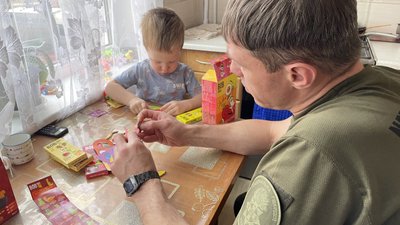 Нацгвардієць з Харкова приїхав з фронту до своїх дітей у День Святого Миколая Нацгвардієць з Харкова приїхав з фронту до своїх дітей у День Святого Миколая