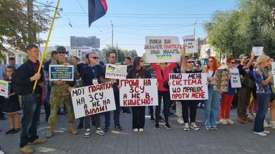 У Запоріжжі містяни вийшли на мітинг — вимагають спрямувати бюджетні кошти на ЗСУ У Запоріжжі містяни вийшли на мітинг — вимагають спрямувати бюджетні кошти на ЗСУ