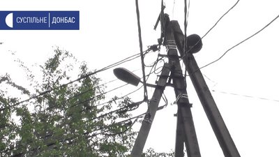 Жителі багатоповерхівки у Маріуполі живуть без вуличного освітлення вже три роки Жителі багатоповерхівки у Маріуполі живуть без вуличного освітлення вже три роки