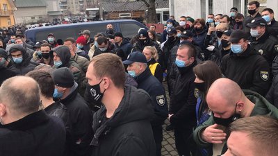 Зібралися нардепи, кандидати та кілька сотень прихильників: ситуація біля приміщення ОВК 87 Зібралися нардепи, кандидати та кілька сотень прихильників: ситуація біля приміщення ОВК 87