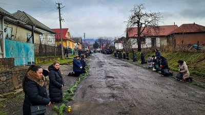 На Закарпатті попрощалися з полеглим захисником Василем Маринцем На Закарпатті попрощалися з полеглим захисником Василем Маринцем