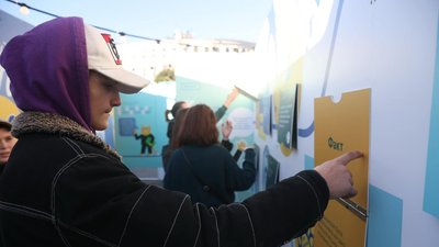 У Києві з’явився інтерактивний лабіринт, де навчатимуть як перевіряти інформацію У Києві з’явився інтерактивний лабіринт, де навчатимуть як перевіряти інформацію