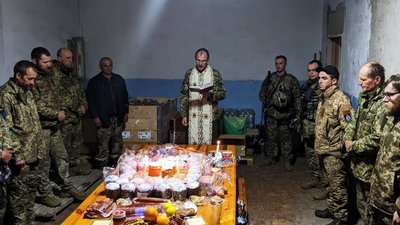 Замість кошика — шолом: бійці 128-ї Закарпатської бригади показали як відзначають Великдень Замість кошика — шолом: бійці 128-ї Закарпатської бригади показали як відзначають Великдень