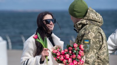 В Одесі прикордонники дарували тюльпани жінкам на узбережжі Чорного моря