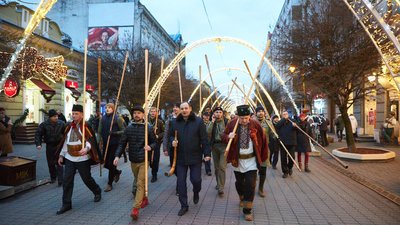 Голова Івано-Франківська Руслан Марцінків колядуватиме на пам’ятник Бандері в Конотопі