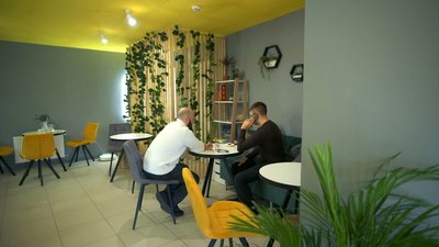 Переселенка відкрила у Вінниці дитячу кав’ярню на честь загиблого коханого на псевдо "Сімба" Переселенка відкрила у Вінниці дитячу кав’ярню на честь загиблого коханого на псевдо "Сімба"