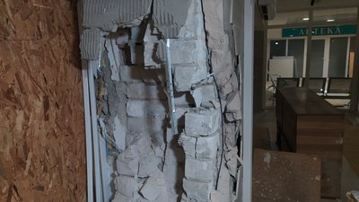 Обстріляна "Градами": як працює пошкоджена поліклініка Харкова Обстріляна "Градами": як працює пошкоджена поліклініка Харкова