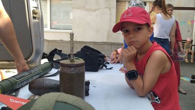 У Луцьку сапери навчали дітей розрізняти вибухонебезпечні предмети У Луцьку сапери навчали дітей розрізняти вибухонебезпечні предмети