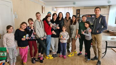 З екзотичними музичними інструментами та великодніми пряниками: волонтери з Черкас провели арттерапію для дітей