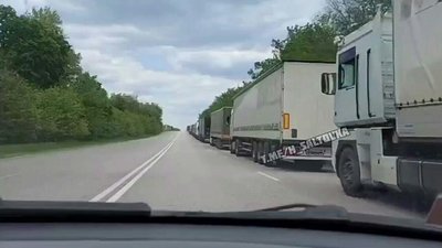 На трасі утворилася черга. На трасі утворилася черга.