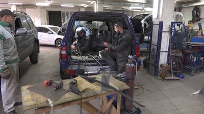 В одному із вінницьких СТО переобладнують автомобілі для потреб ЗСУ