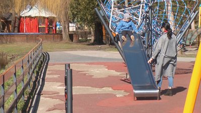 Зіпсоване покриття у Хмельницькому в парку: хто його перестелить та за чиї кошти