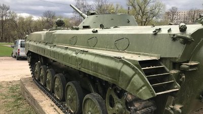 На Житомирщині затримали хлопців, які демонтували деталі бойової машини піхоти у музейному комплексі