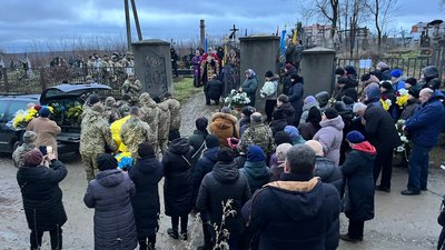 У громаді на Тернопільщині попрощалися із загиблим бійцем У громаді на Тернопільщині попрощалися із загиблим бійцем