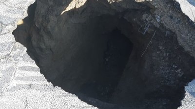 У Тернополі автомобіль провалився у яму на дорозі У Тернополі автомобіль провалився у яму на дорозі
