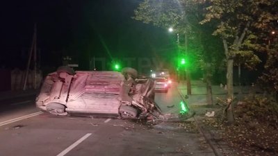 Автомобіль врізався у дерево, а потім перекинувся у Рівному