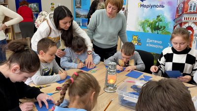 У Рівному зіграли виставу та провели майстерклас для дітей з Маріуполя