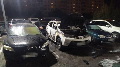 На автостоянці у Харкові згоріли шість автівок