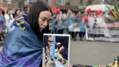 Жінка військовополоненого під час перформансу, 16 березня 2024 року. Жінка військовополоненого під час перформансу, 16 березня 2024 року.