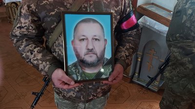 У Хмельницькому попрощалися із загиблими захисниками Леонідом Гончаруком та Олександром Королем У Хмельницькому попрощалися із загиблими захисниками Леонідом Гончаруком та Олександром Королем