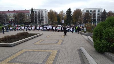 У Рівному протестують проти карантину вихідного дня У Рівному протестують проти карантину вихідного дня