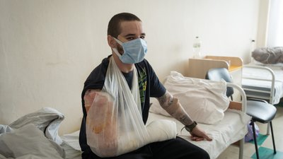 "Заштопай" і я піду далі воювати". У лікарнях Дніпропетровщини рятують бійців з уламковими та кульовими пораненнями "Заштопай" і я піду далі воювати". У лікарнях Дніпропетровщини рятують бійців з уламковими та кульовими пораненнями
