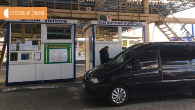 На пункті пропуску Краківець черги: українці повертаються додому На пункті пропуску Краківець черги: українці повертаються додому
