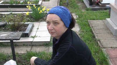 "Були бур'яни – поприбирала": волиняни впорядковують могили рідних "Були бур'яни – поприбирала": волиняни впорядковують могили рідних
