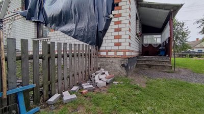 Дерева викорчувало за хвилину: в селі на Волині люди прибирають наслідки буревію та рахують збитки Дерева викорчувало за хвилину: в селі на Волині люди прибирають наслідки буревію та рахують збитки