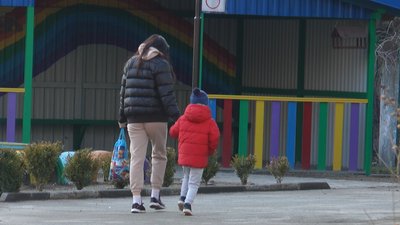 "І дитина рада, і ми раді". Іванофранківці повели дітей у садочки "І дитина рада, і ми раді". Іванофранківці повели дітей у садочки