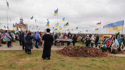 Солдат та молодший сержант: на Чернігівщині попрощалися з двома загиблими бійцями Солдат та молодший сержант: на Чернігівщині попрощалися з двома загиблими бійцями