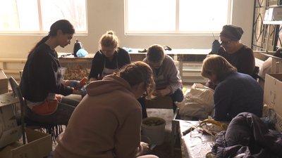 "Готуємо для наших хлопців із любов’ю". Як у Калуші варять борщ для українських бійців на передову "Готуємо для наших хлопців із любов’ю". Як у Калуші варять борщ для українських бійців на передову