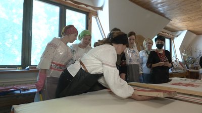 У Чернігові створюють 200-метровий рушник за технологією Х століття У Чернігові створюють 200-метровий рушник за технологією Х століття