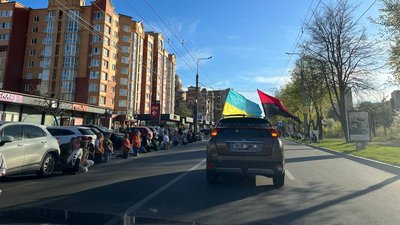 Тернополяни зустрічають тіла бійців Сергія Коновала й Тараса Петришина Тернополяни зустрічають тіла бійців Сергія Коновала й Тараса Петришина