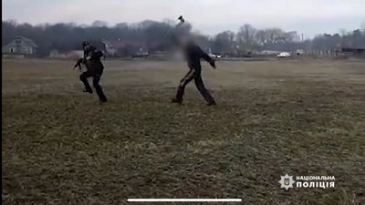 Відібрав бензопилу і кидався на поліцейських з сокирою: на Вінниччині затримали раніше судимого чоловіка
