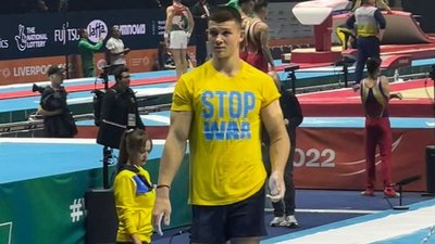 Гімнаст Ковтун вийшов на ЧС у антивоєнній футболці: його не покарали, але заборонили її носити. Як відреагувала Україна