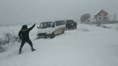 На Прикарпатті пасажирський автобус з'їхав у кювет. Рятувальники надали допомогу На Прикарпатті пасажирський автобус з'їхав у кювет. Рятувальники надали допомогу