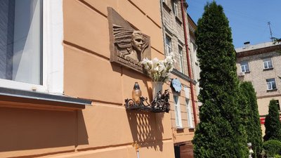 Пам'ятна дошка Назарію Войтовичу на фасаді кооперативного коледжу в Тернополі Пам'ятна дошка Назарію Войтовичу на фасаді кооперативного коледжу в Тернополі