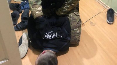 Катування, грабежі та незаконні позбавлення волі: у Дніпрі затримали 9 підозрюваних в участі в злочинній групі