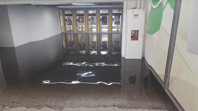 У Києві через зливу підтопило станцію метро "Героїв Дніпра"