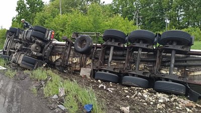 Біля Вінниці перекинулася вантажівка: водій травмувався Біля Вінниці перекинулася вантажівка: водій травмувався