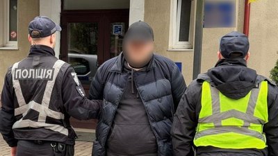 Працівник Львівської митниці після затримання правоохоронцями