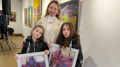 В Ужгороді відкрилася виставка-продаж картин для підтримки 128 бригади