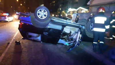 ДТП у Рівному: одне авто на даху, одне в паркані, травмованих діставали перехожі ДТП у Рівному: одне авто на даху, одне в паркані, травмованих діставали перехожі