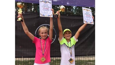 Юні спортсмени із Сум та Коломиї стали чемпіонами України з тенісу у міксті Юні спортсмени із Сум та Коломиї стали чемпіонами України з тенісу у міксті