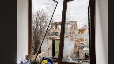 Розбите вікно